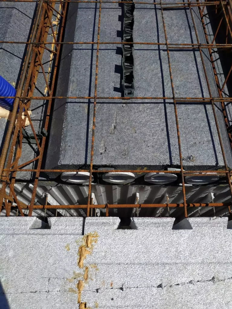 Ferraillage d'un plancher sur un chantier de maison individuelle étudié par Sevid Build