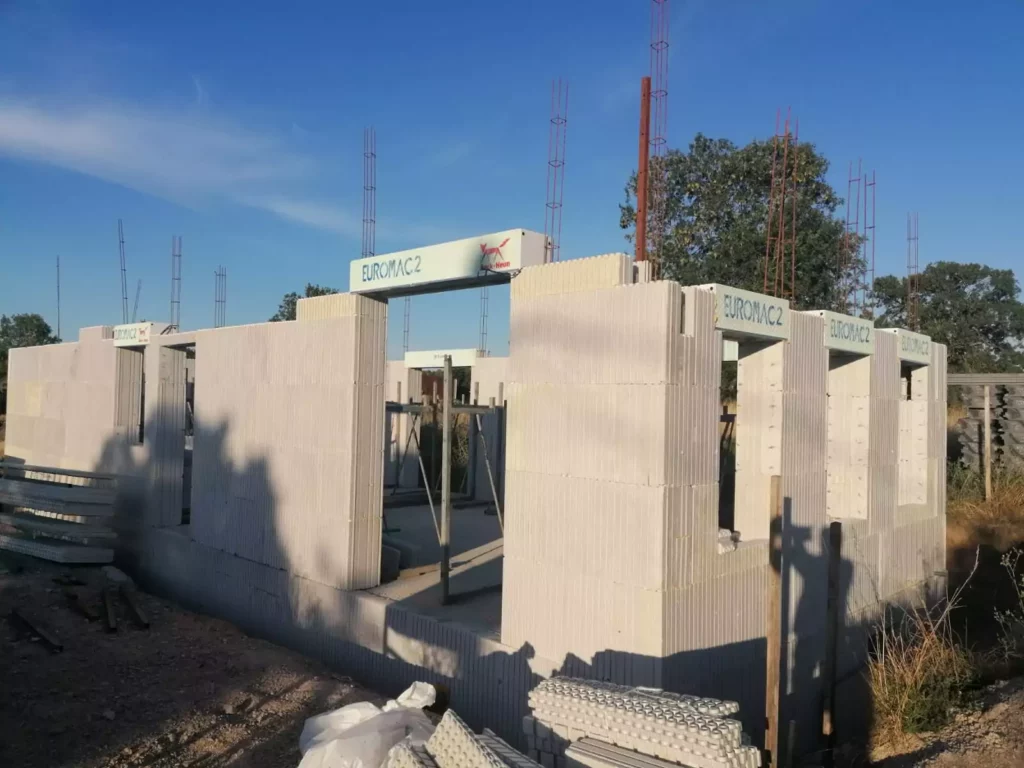 Élévation des murs en parpaings sur un chantier de maison individuelle