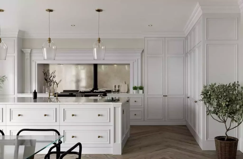 Cuisine blanche classique avec îlot central et suspensions, design d'intérieur Sevid Build