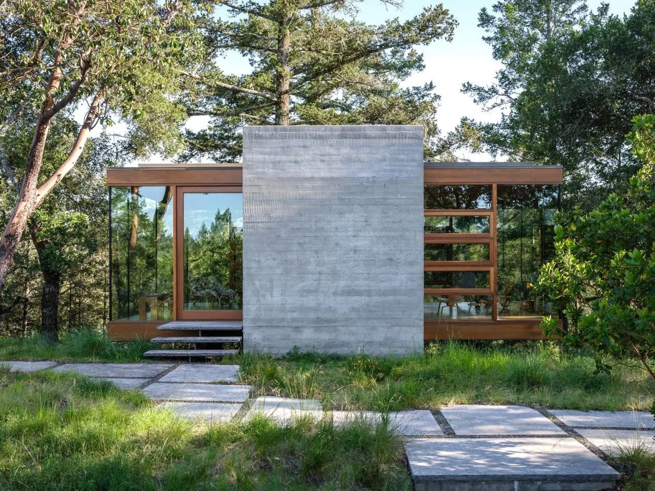 Pavillon en bois et béton au milieu des arbres, vue après, rendu 3D Sevid Build