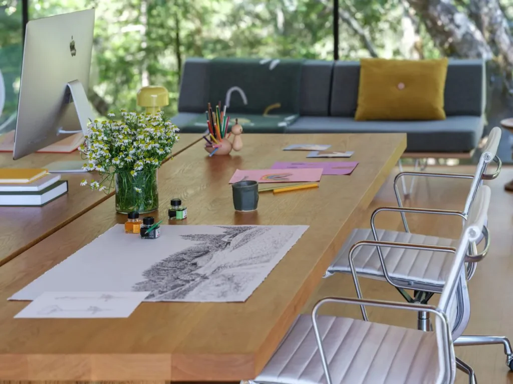 Table de travail avec plans d'architecture, conception 3D et formation chez Sevid Build
