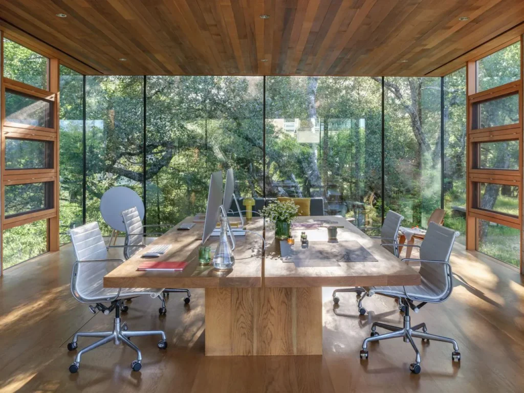 Bureau contemporain vitré ouvert sur la forêt, rendu 3D Sevid Build