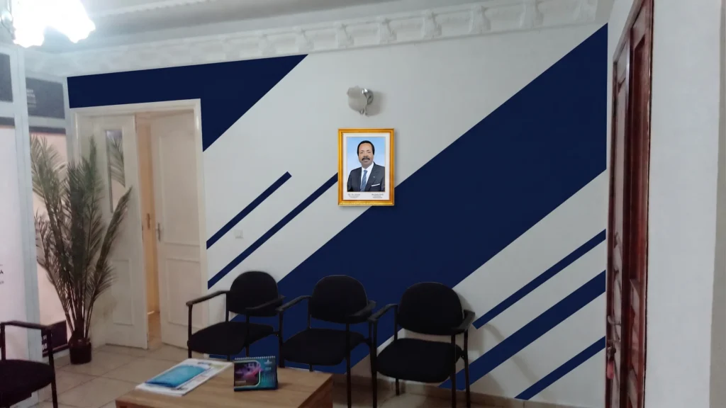 Hall d'accueil avec fresque murale bleue et sièges d'attente, aménagement intérieur Sevid Build