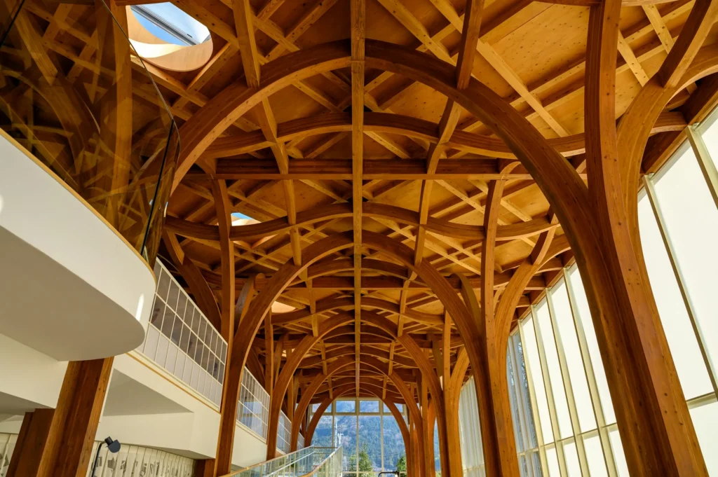Arcs en bois lamellé-collé de grande portée, construction bois sans poteau