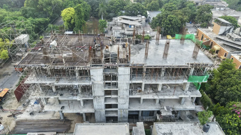 Bâtiment en béton armé en construction sur plusieurs niveaux