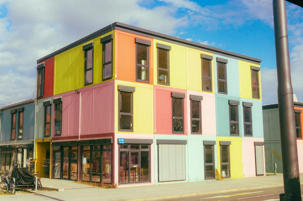 Bâtiment modulaire en conteneurs colorés avec commerces au rez-de-chaussée