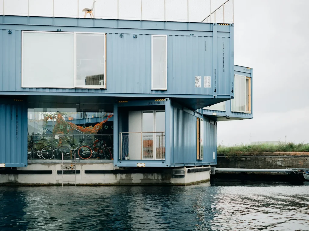 Bâtiment en conteneurs empilés en porte-à-faux au bord de l'eau