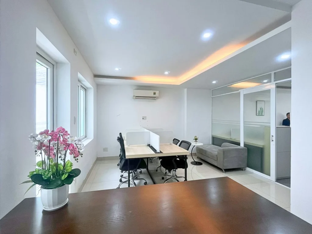 Bureaux cloisonnés avec faux plafond en placo et gorge lumineuse