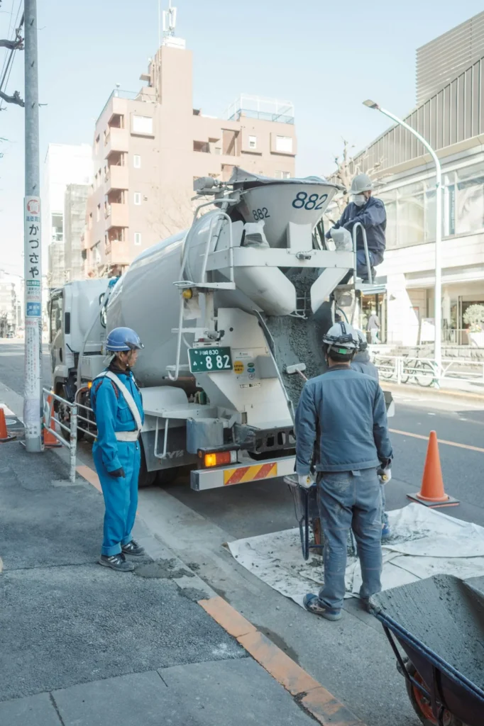 Camion toupie livrant du béton prêt à l'emploi sur chantier