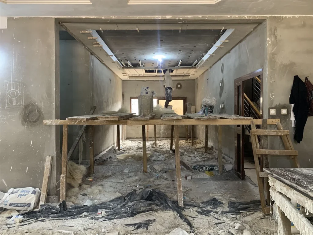 Salon en chantier avant la pose du faux plafond en staff, échafaudage en place
