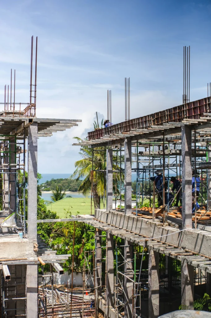 Chantier de poteaux et poutres en béton armé sous climat tropical