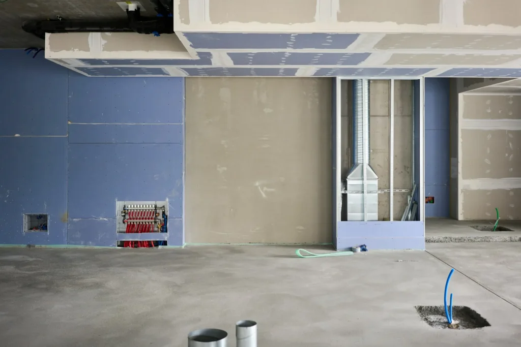Cloisons neuves en plaques de plâtre, joints traités, prêtes à peindre