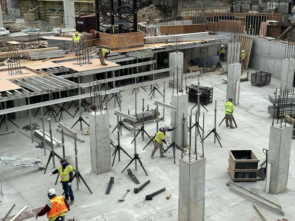 Coffrages de poteaux et étaiement de plancher sur chantier