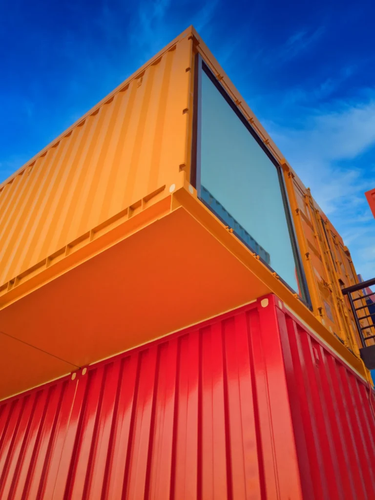 Conteneurs orange et rouge en porte-à-faux, architecture container contemporaine