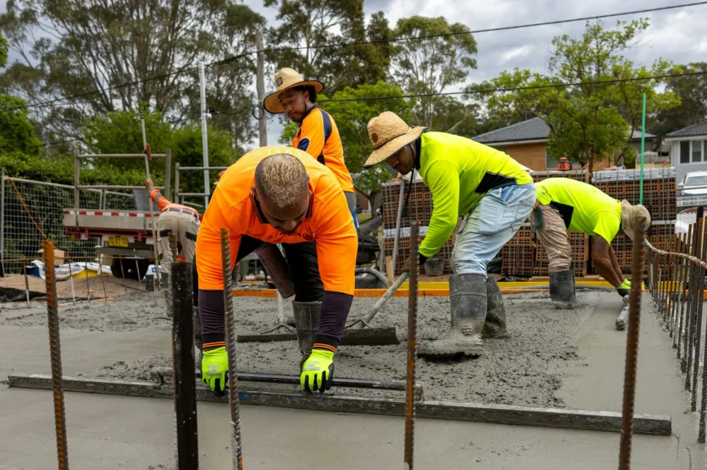 Équipe de chantier pendant le coulage d'une dalle en béton