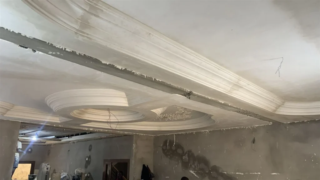 Faux plafond en staff à gorges et caissons terminé dans un grand salon