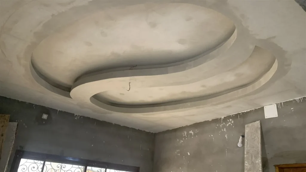 Faux plafond en staff en forme de vague avec double gorge dans une chambre