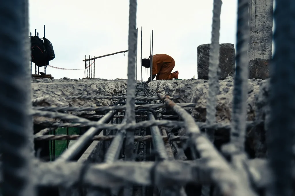 Ferrailleur ligaturant les armatures d'une dalle
