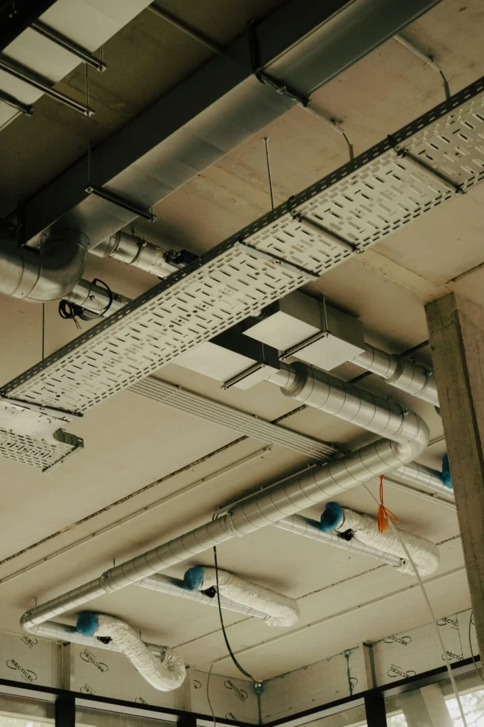 Gaines de ventilation et réseaux CVC sous plafond d’un bâtiment