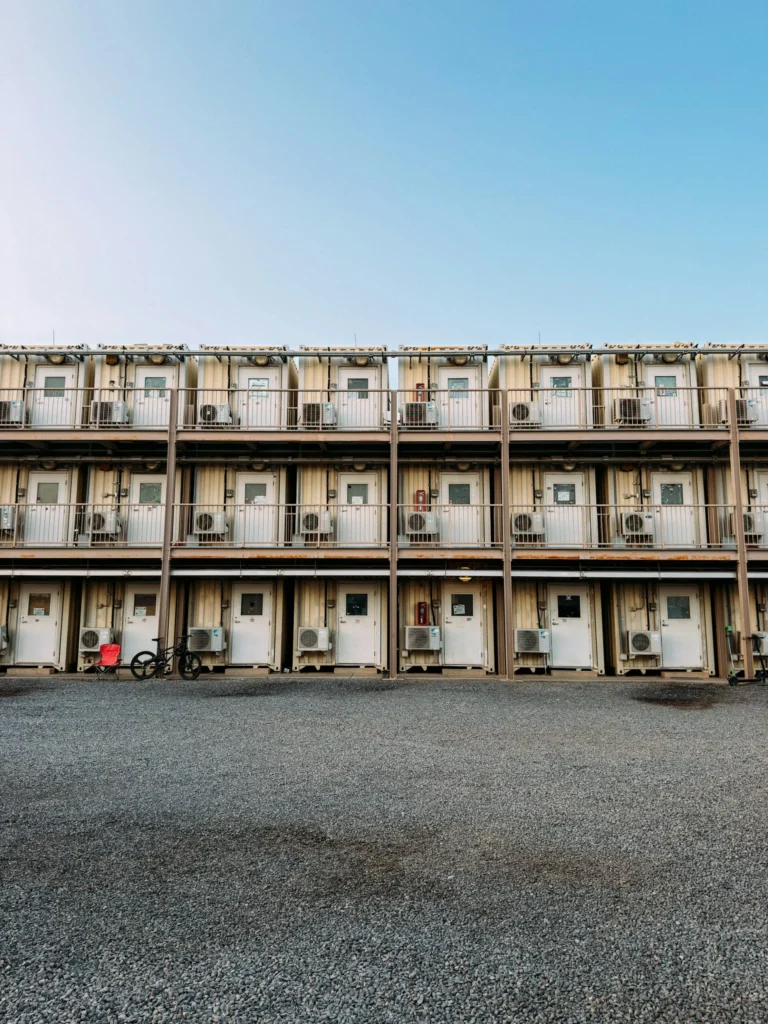 Immeuble de logements en conteneurs maritimes sur trois niveaux