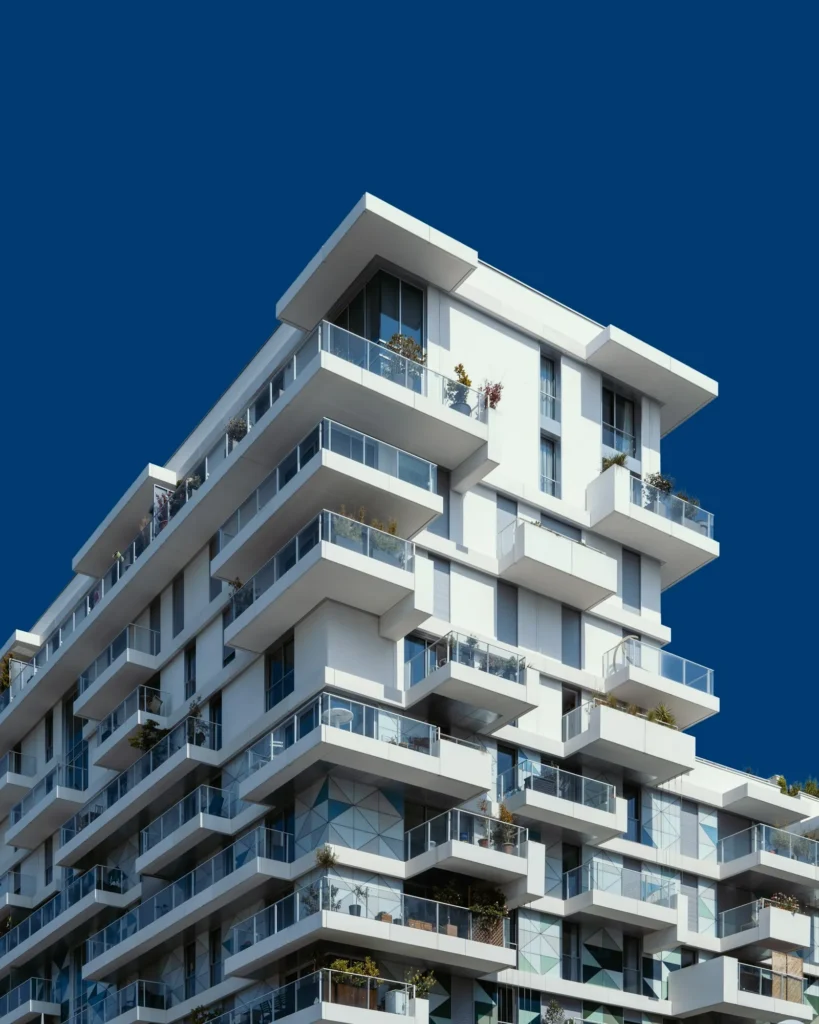 Immeuble résidentiel moderne à balcons en béton