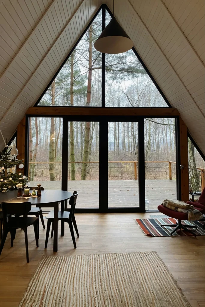 Intérieur d’un chalet en bois avec grande baie vitrée