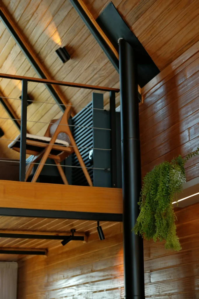Intérieur avec mezzanine en acier et bois