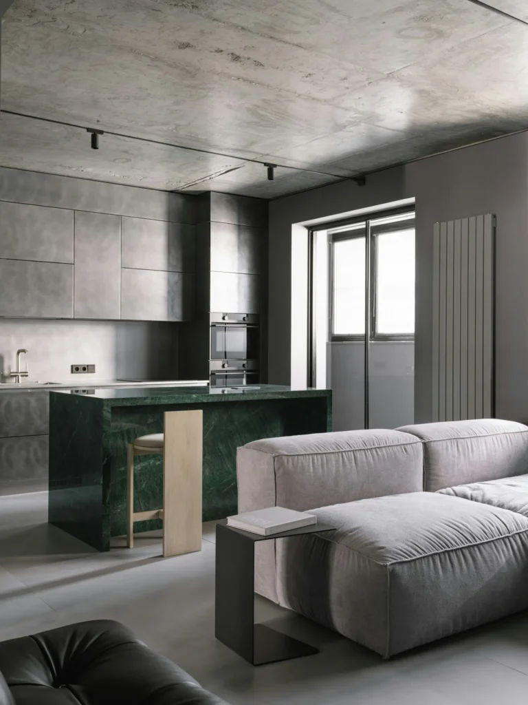 Loft minimaliste en béton brut avec îlot en marbre vert
