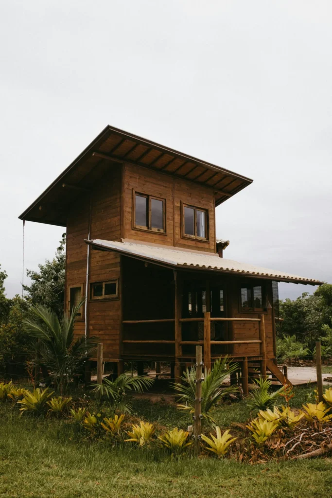 Maison en bois à étage avec bardage et toiture débordante