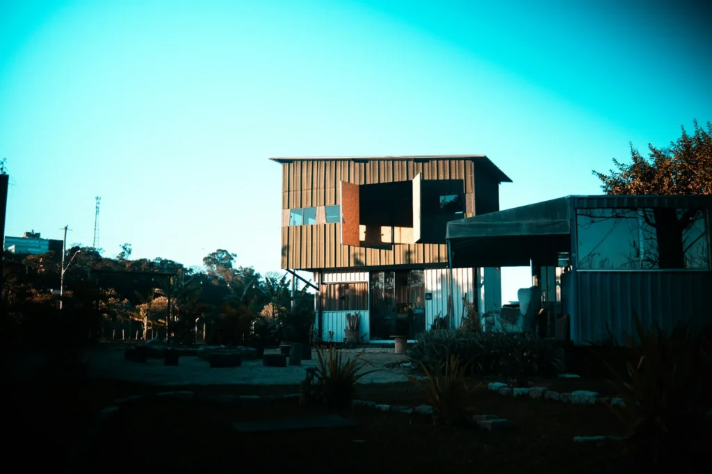 Maison container à étage habillée de bardage bois, mixte acier-bois