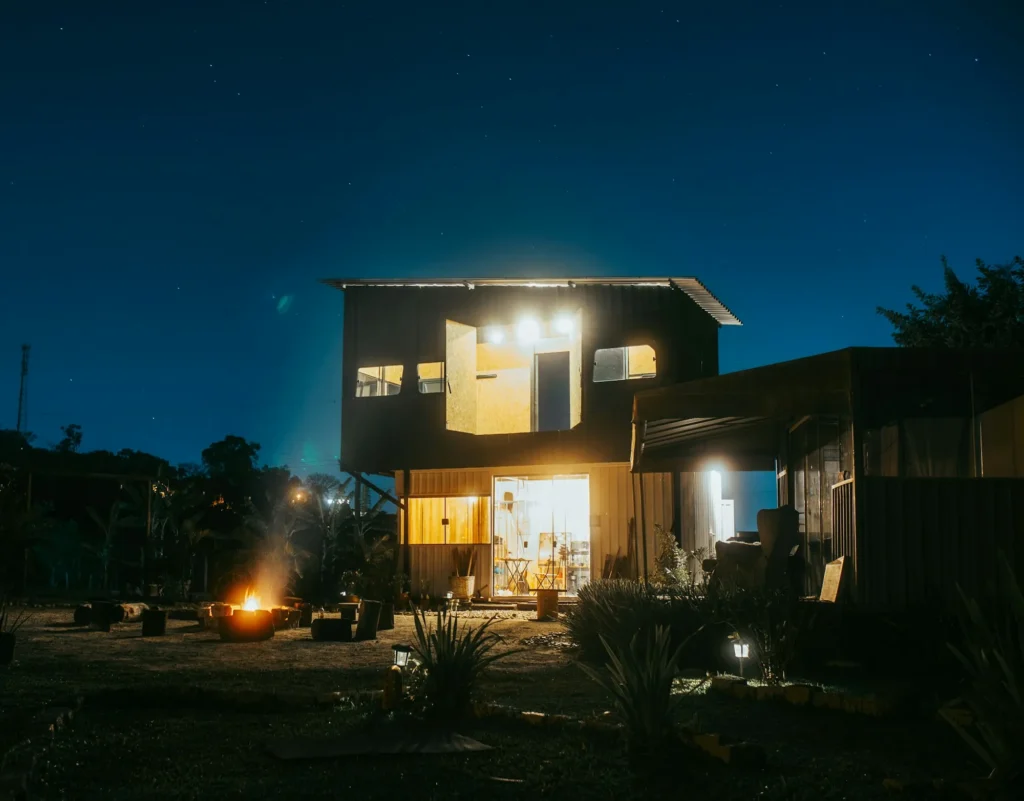 Maison container de luxe à étage illuminée la nuit