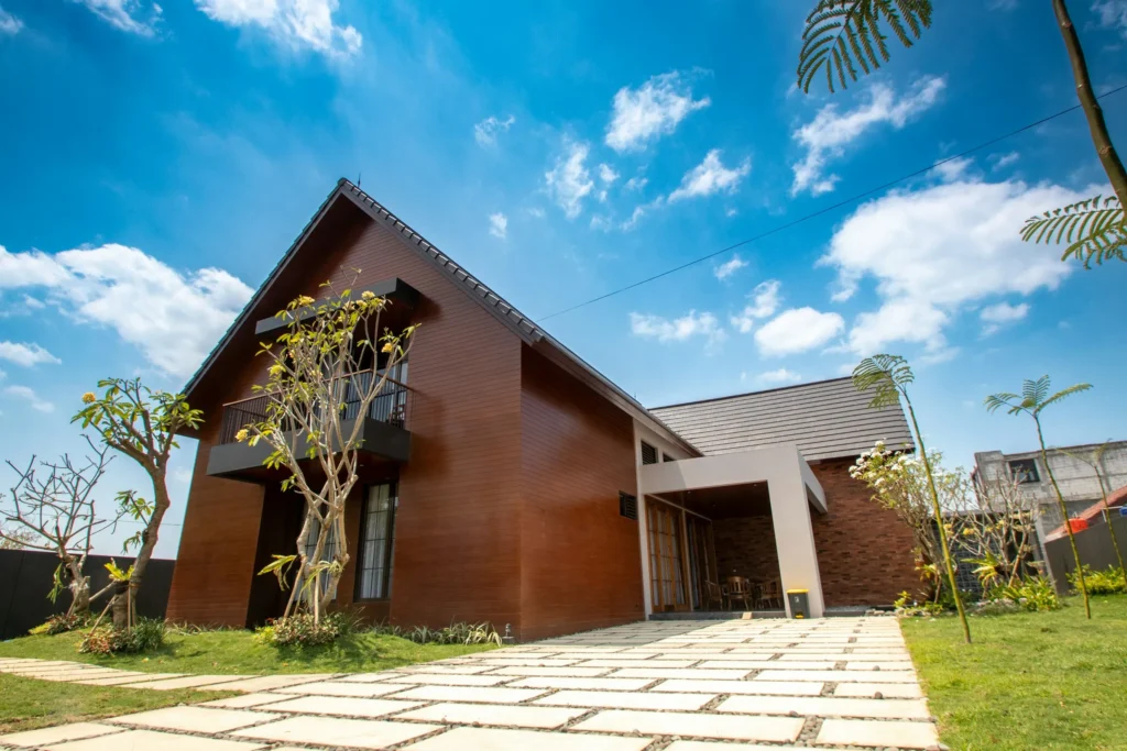 Maison en bois au toit à deux pans, construction bois adaptée au climat tropical