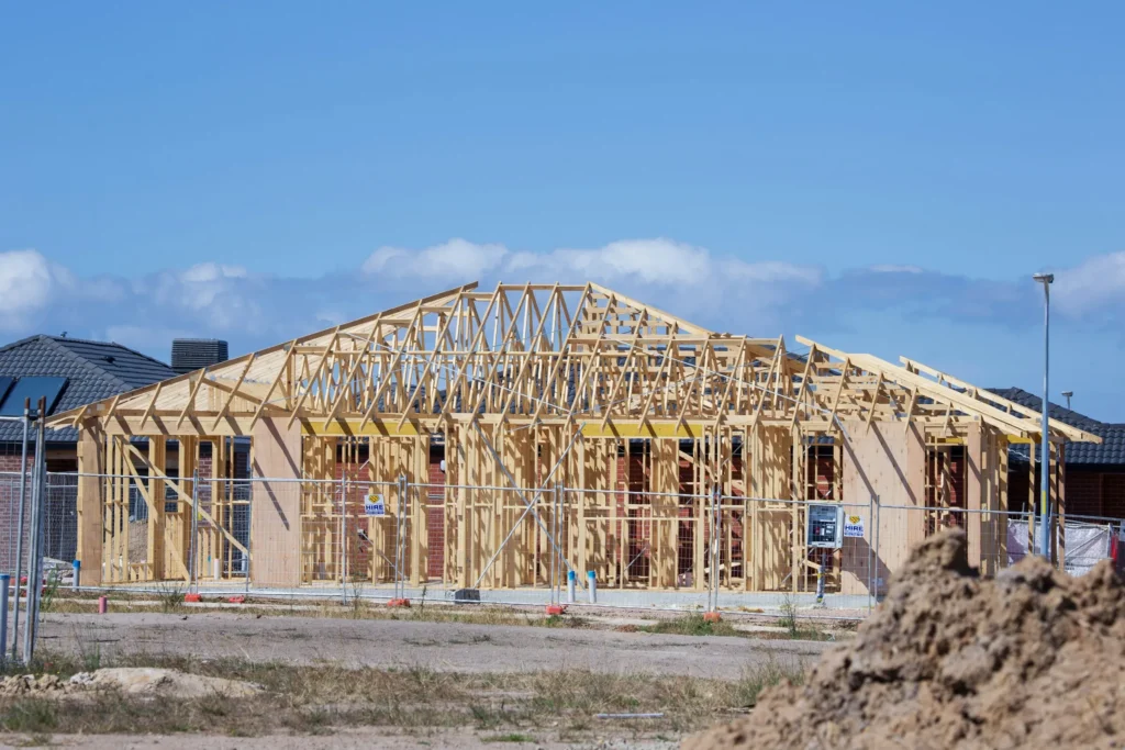 Maison à ossature bois en construction avec fermes de charpente