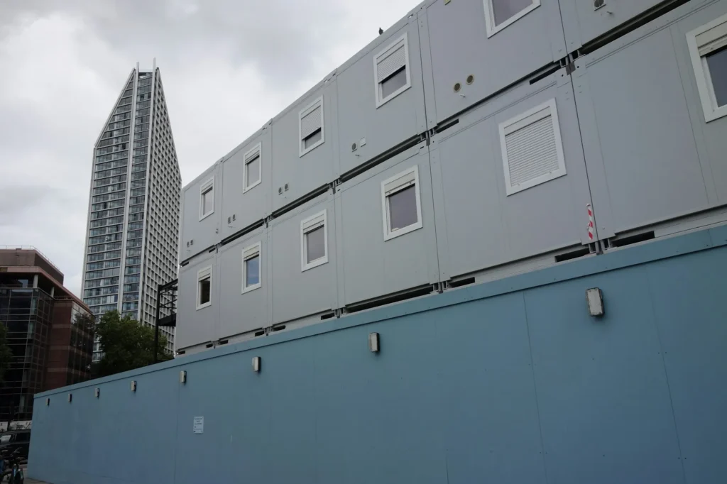 Modules conteneurs superposés sur plusieurs niveaux en milieu urbain