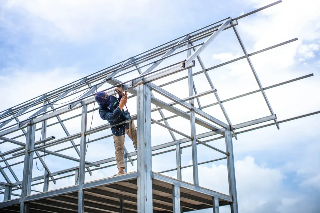 Monteur assemblant une structure métallique sur chantier