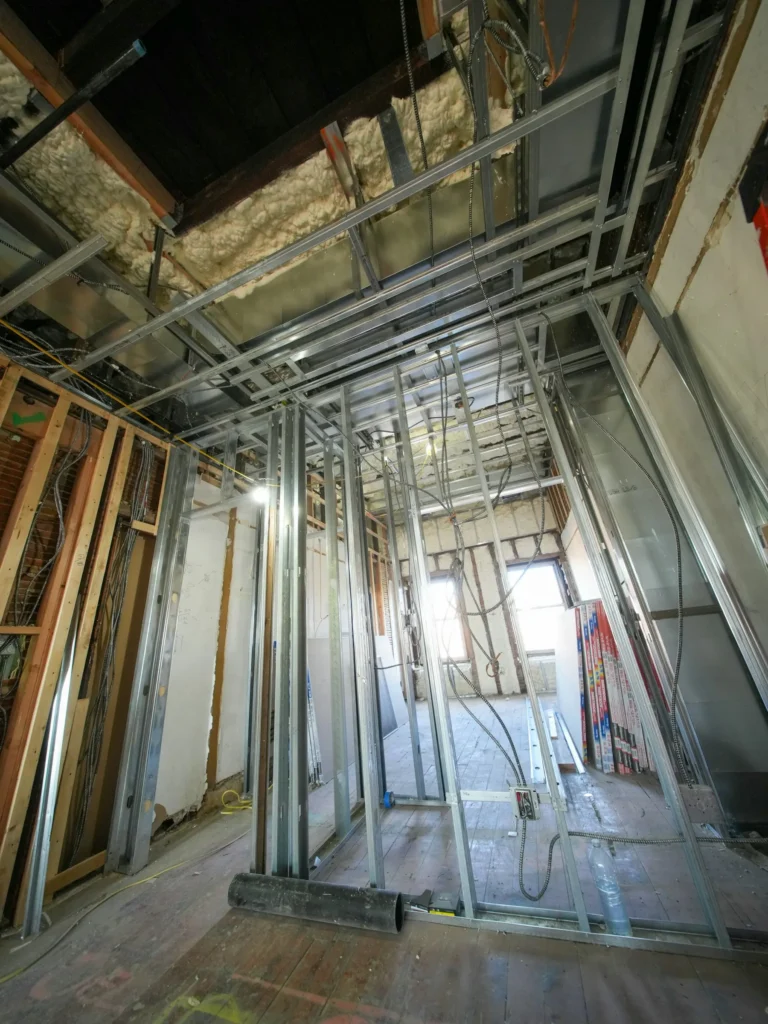 Ossature métallique galvanisée d’un faux plafond en placo en cours de pose