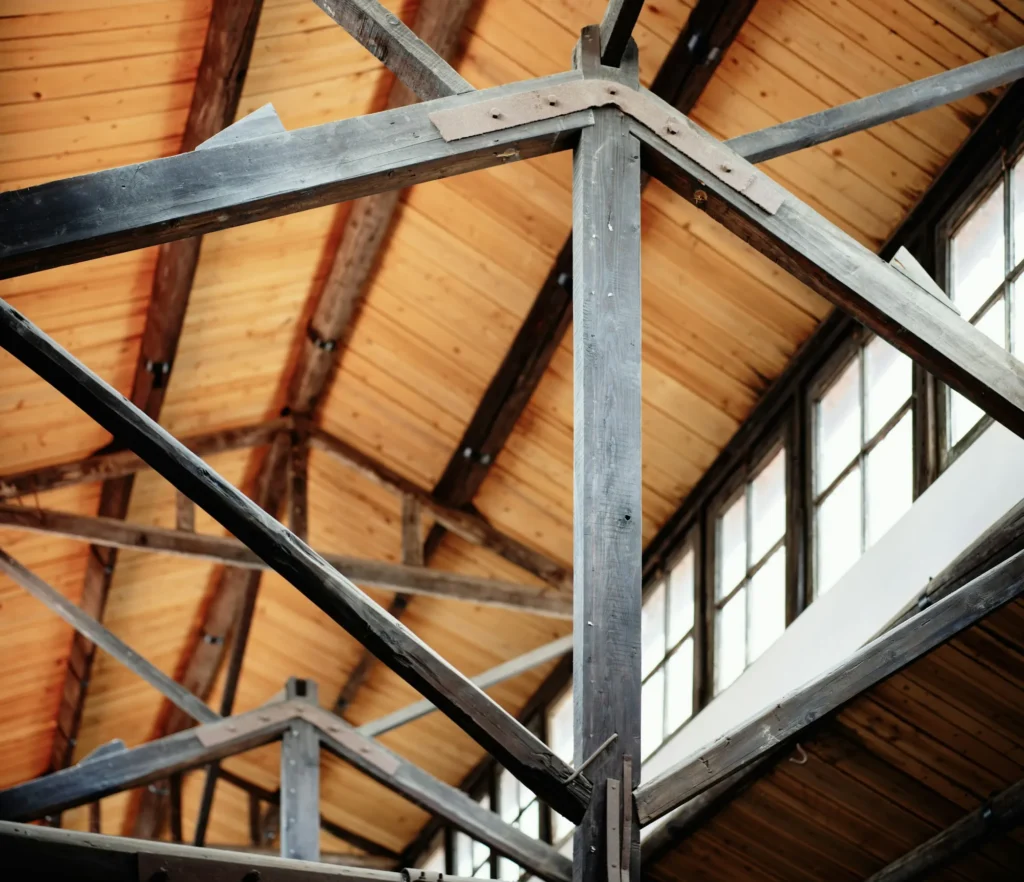 Plafond en bois sur poutres métalliques, structure mixte acier-bois