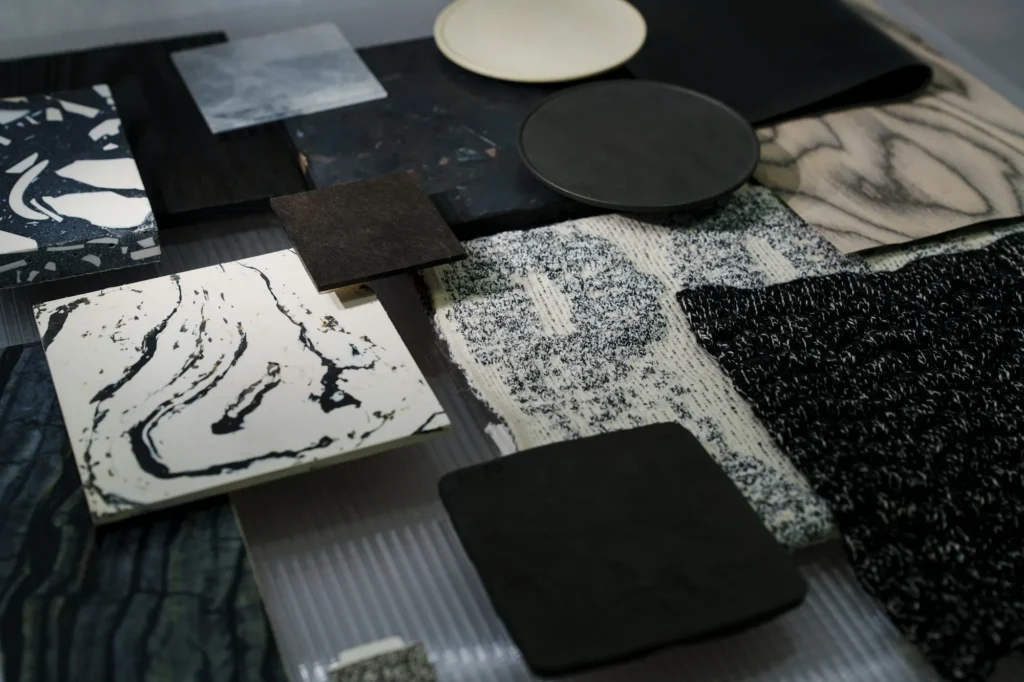 Planche de matériaux : échantillons de pierre, bois, textiles et céramiques