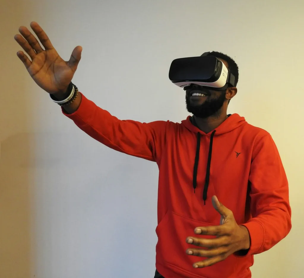 Client équipé d’un casque de réalité virtuelle visitant son futur bâtiment à l’échelle 1