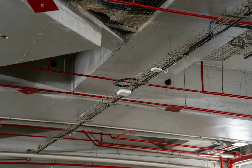 Réseaux et gaines passés dans le plénum avant la fermeture du faux plafond