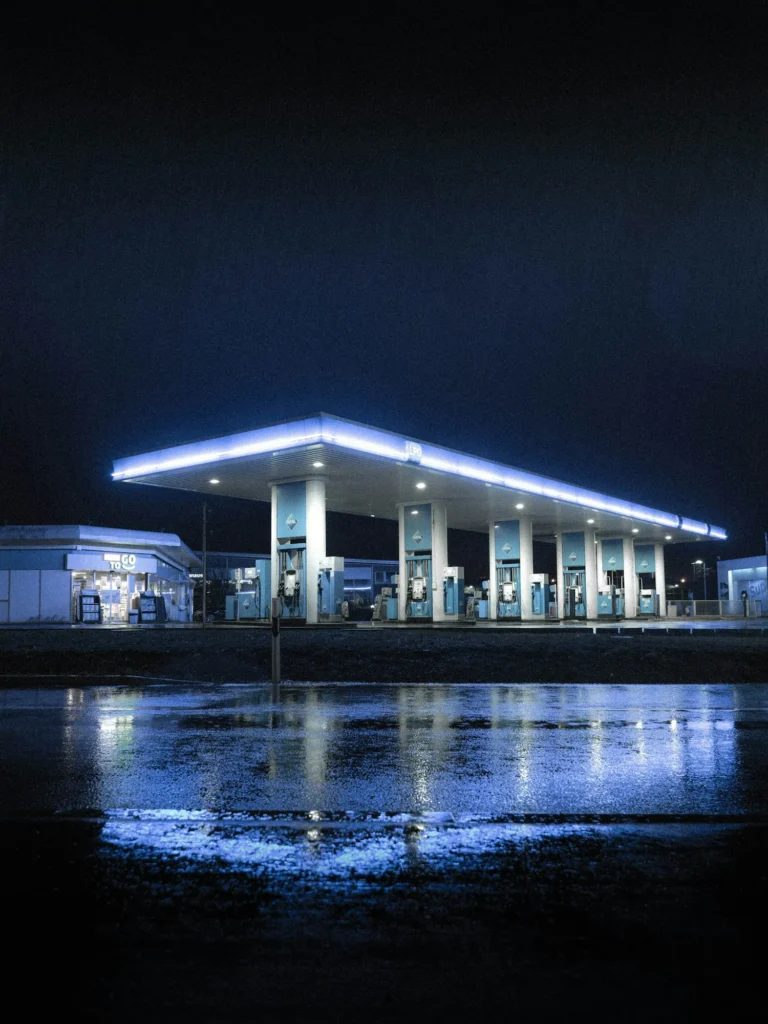 Station-service et son auvent éclairé la nuit
