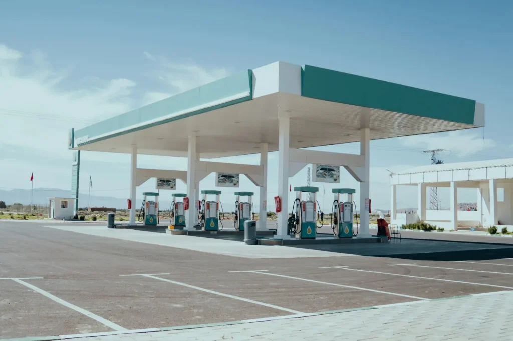 Station-service avec pistes de distribution sous auvent