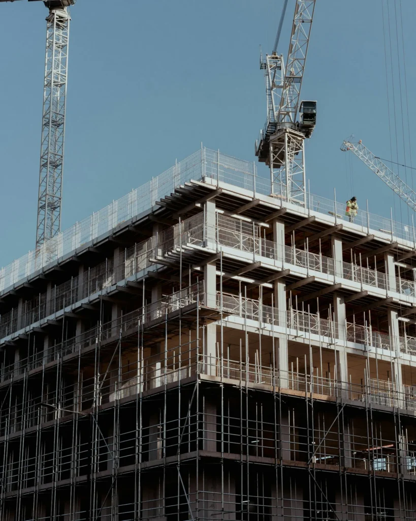 Structure en béton armé d'un immeuble à étages en chantier