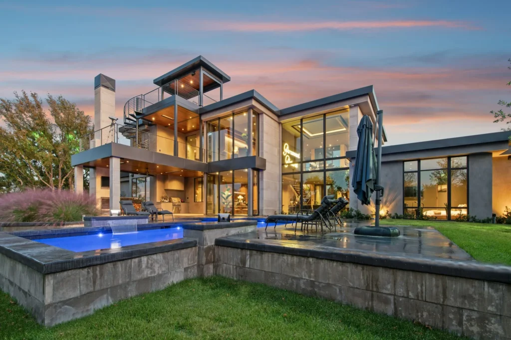 Villa de luxe contemporaine avec piscine au crépuscule