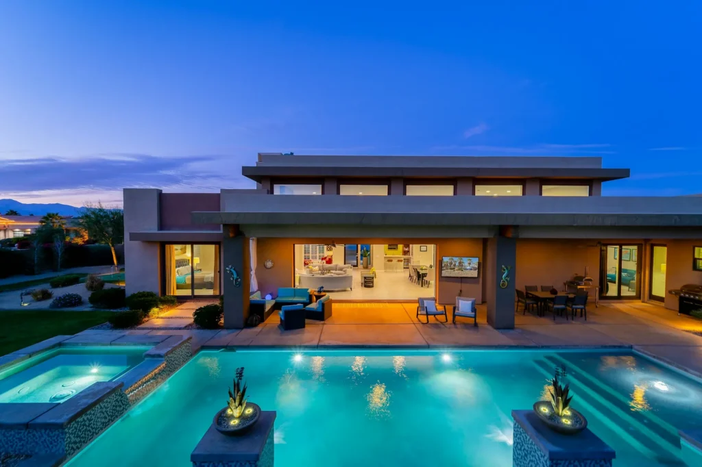 Villa de luxe de plain-pied avec piscine éclairée la nuit