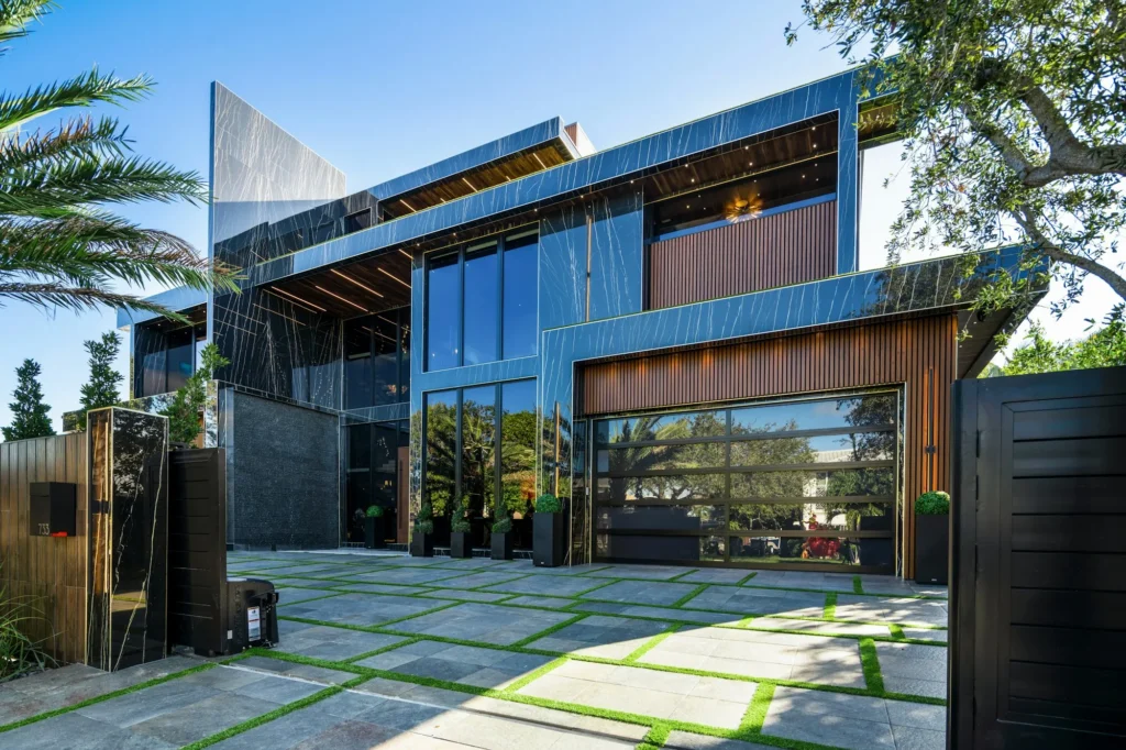 Villa moderne en acier et verre avec grandes baies vitrées